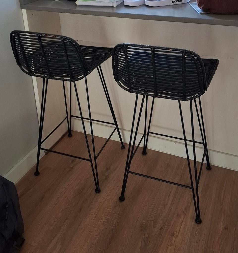 Set van 2 zwarte rotan barkrukken met metalen poten, Huis en Inrichting, Barkrukken, Ophalen, Gebruikt, 90 cm of meer, Metaal