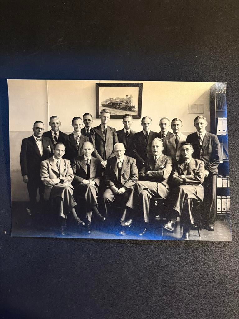 Foto van (een deel van) personeel Werkspoor (jaren 40/50), Verzamelen, Ophalen of Verzenden, Gebruikt, Trein