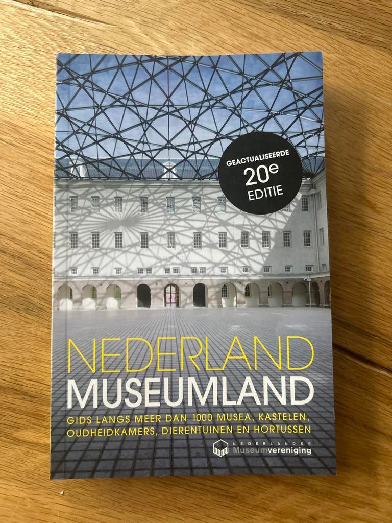 Nederland Museumland - Gids langs meer dan 1000 musea, Overige merken, Ophalen of Verzenden, Zo goed als nieuw, Reisgids of -boek