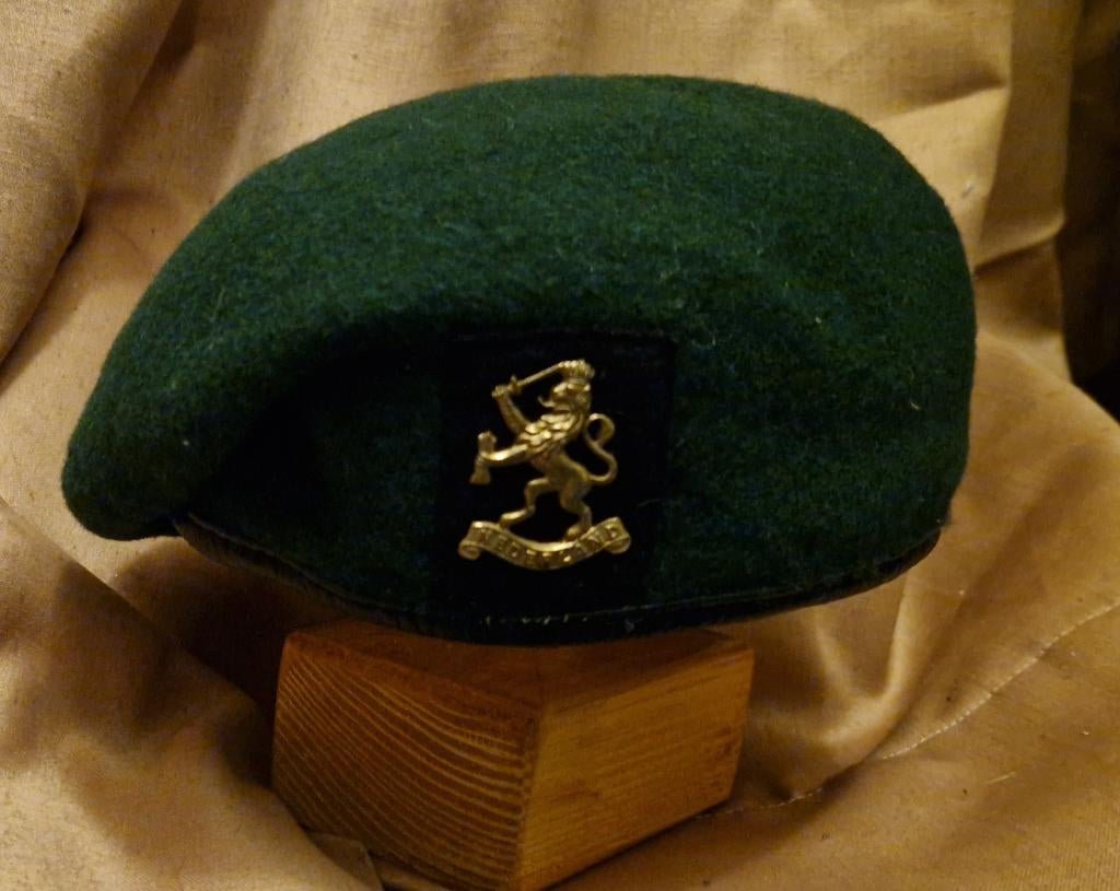 Groene baret met NL Leeuw., Verzamelen, Ophalen of Verzenden, Landmacht, Nederland, Helm of Baret