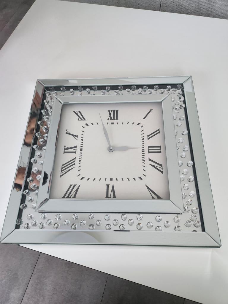 Moderne spiegelklok met Romeinse cijfers en kristallen, Huis en Inrichting, Woonaccessoires | Klokken, Ophalen of Verzenden, Zo goed als nieuw