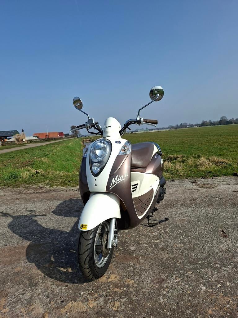 Prachtige SYM mio 50 brom met weinig km, Fietsen en Brommers, Scooters | SYM, Zo goed als nieuw, Mio, Benzine, Ophalen