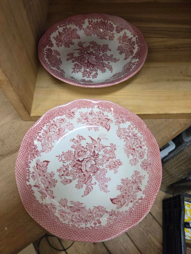 Twee roze schalen met bloemen en vogels