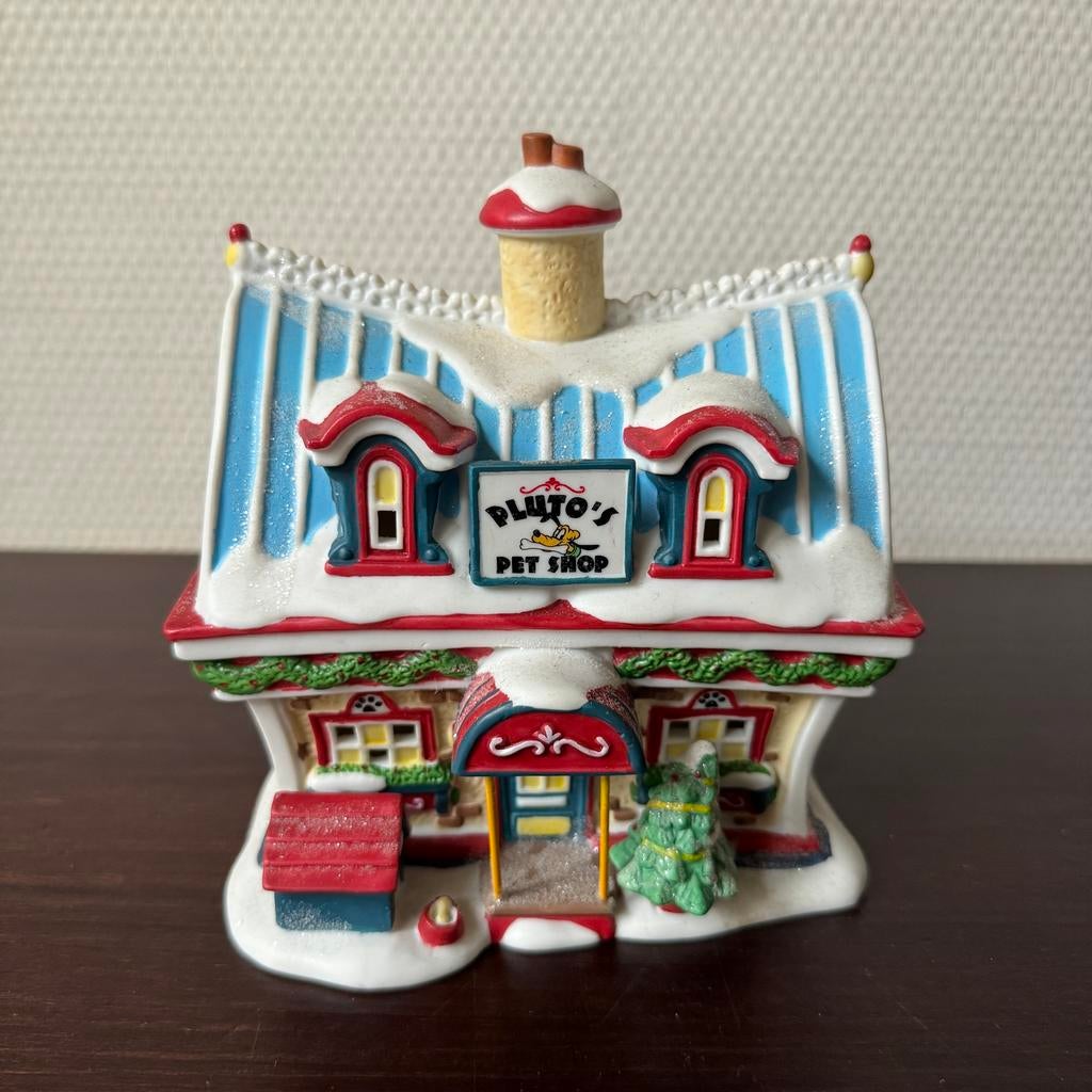Department 56 Disney Village Pluto's Pet Shop, Dierenwinkel, Diversen, Kerst, Ophalen of Verzenden, Gebruikt