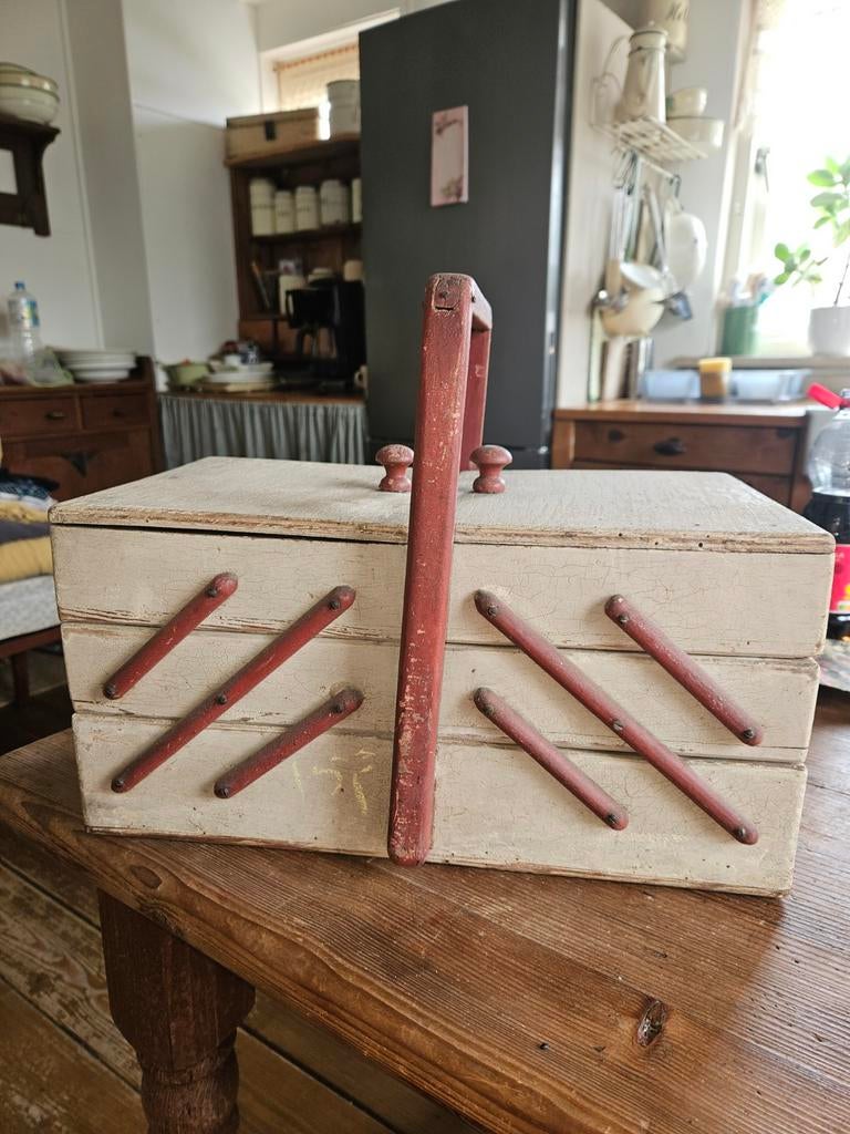 Vintage Naaikistje Crème Rood - Houten Handwerkdoos, Ophalen of Verzenden, Gebruikt, Overige typen