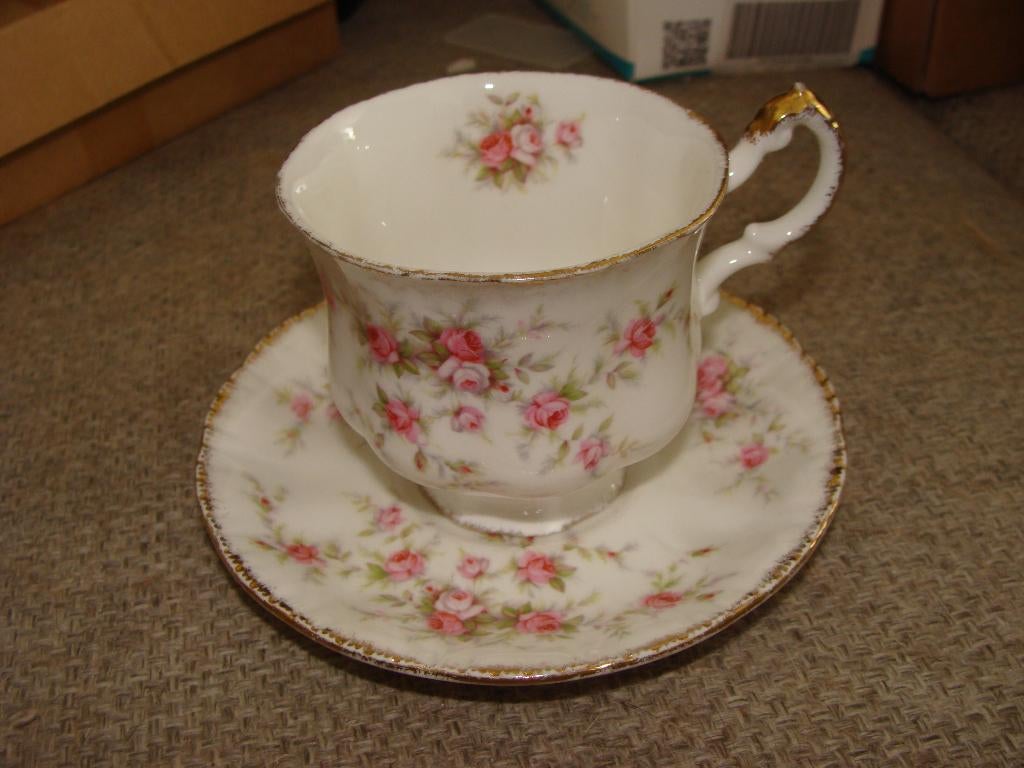 Te koop kop en schotel victoria rose royal albert, Ophalen of Verzenden