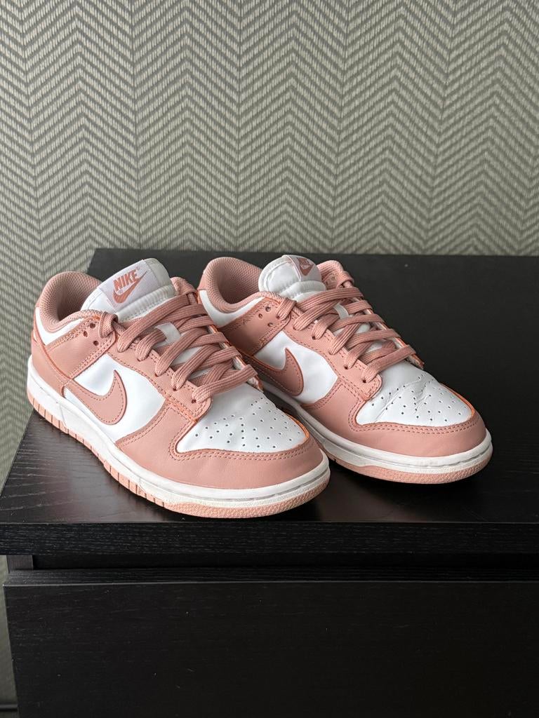 Nike dunk low Rose 37.5, Ophalen of Verzenden, Roze, Sneakers of Gympen, Zo goed als nieuw