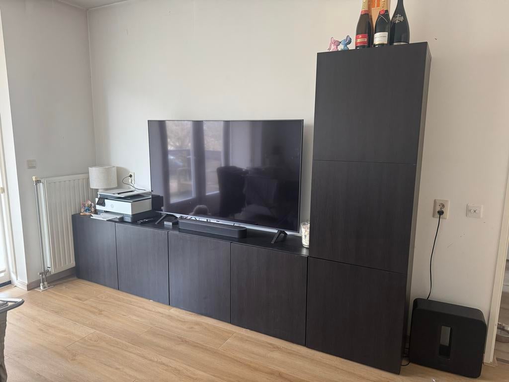 Zwart/bruine Besta kasten met wijnindeling, Huis en Inrichting, Ophalen, Overige materialen, Gebruikt, 150 tot 200 cm