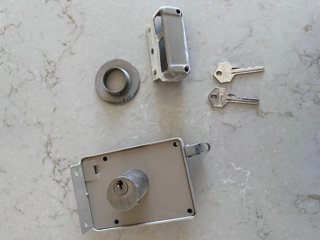 Yale opdekslot compleet 3 sleutels, Ophalen of Verzenden, Gebruikt, Slot