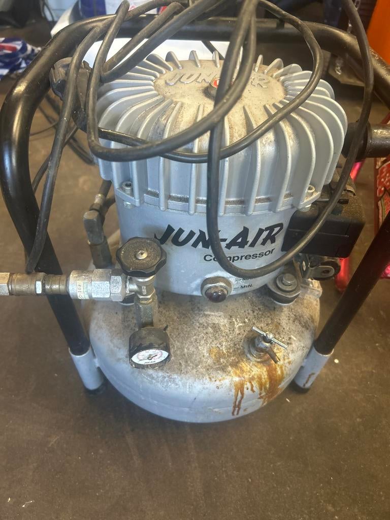 Jun-Air compressor, Doe-het-zelf en Verbouw, Compressors, Minder dan 25 liter, Ophalen of Verzenden, Gebruikt, Minder dan 200 liter/min