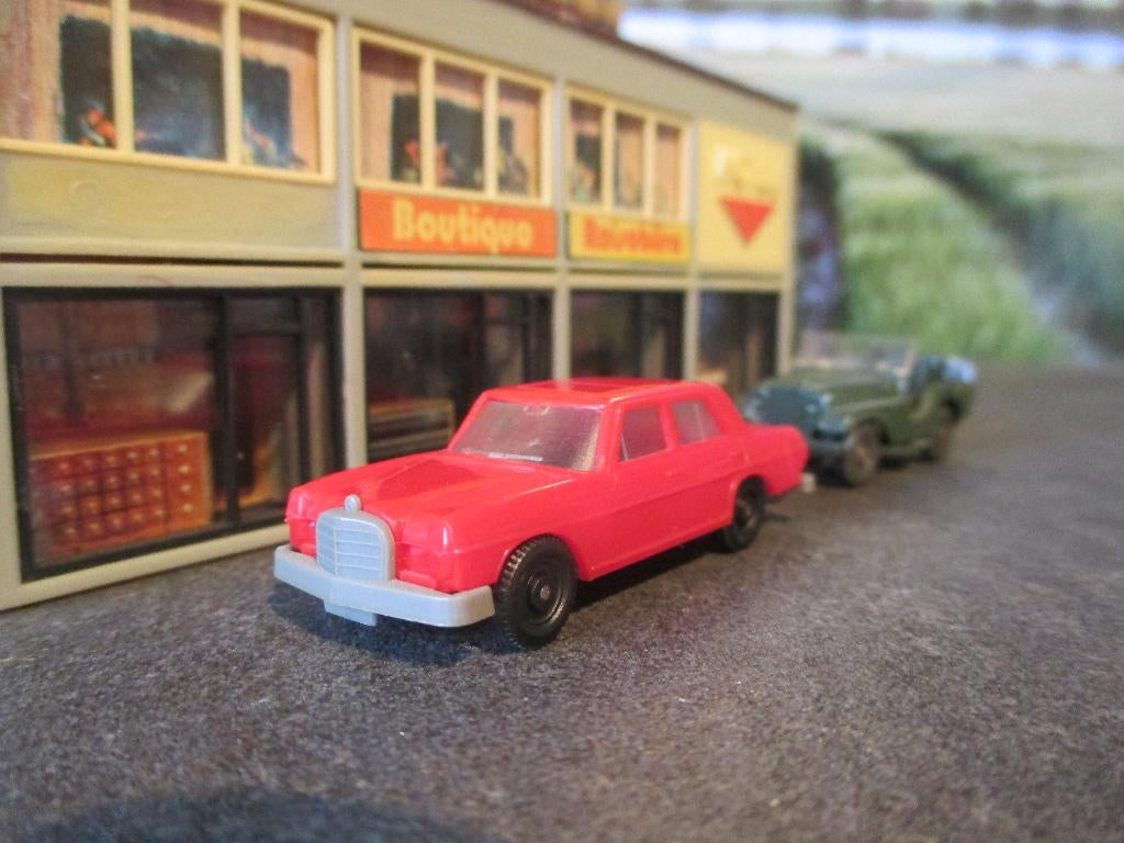 Mercedes Benz 250 W114 /8 Kleinbahn Wiking-kopie rood, Hobby en Vrije tijd, Modelauto's | 1:87, Zo goed als nieuw, Auto, Overige merken