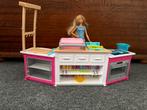 Barbie speelkeuken met accessoires en Barbiepop, Ophalen of Verzenden, Zo goed als nieuw, Kunststof, Speelkeuken