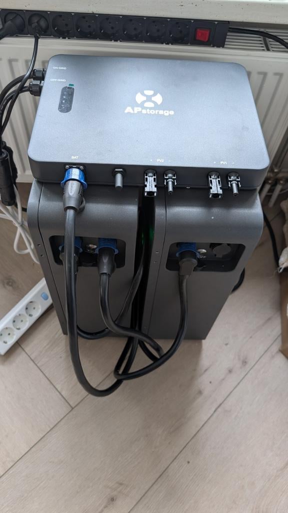EZHI Apsystems micro omvormer met 2x 2.76kWh thuisbatterij, Ophalen, Zo goed als nieuw