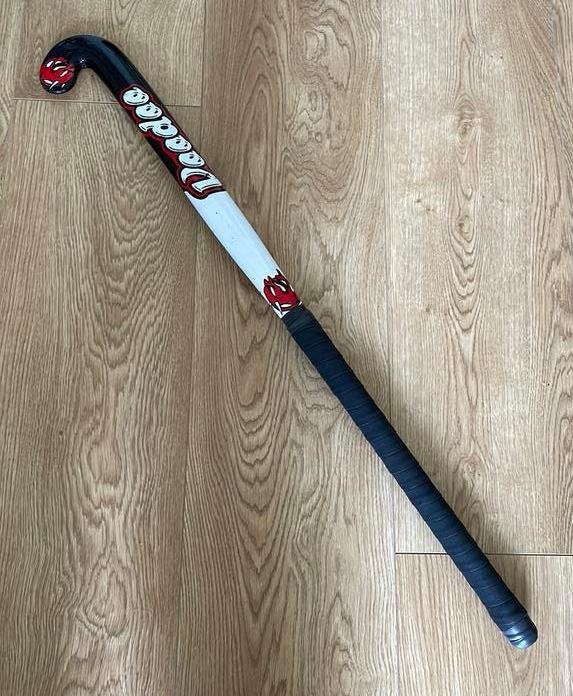Mooie voodoo red kunststof hockey stick (veld) 36,5 inch, Sport en Fitness, Hockey, Ophalen of Verzenden, Zo goed als nieuw, Stick