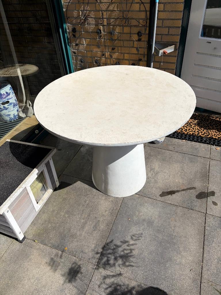 Ronde betonnen Damon Booom eettafel/tuintafel diam:100cm, Ophalen, Overige materialen, Gebruikt, Betonlook
