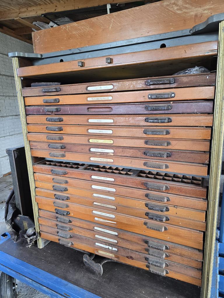 Zetbok letterkast met loden letters en logo's, Ophalen of Verzenden