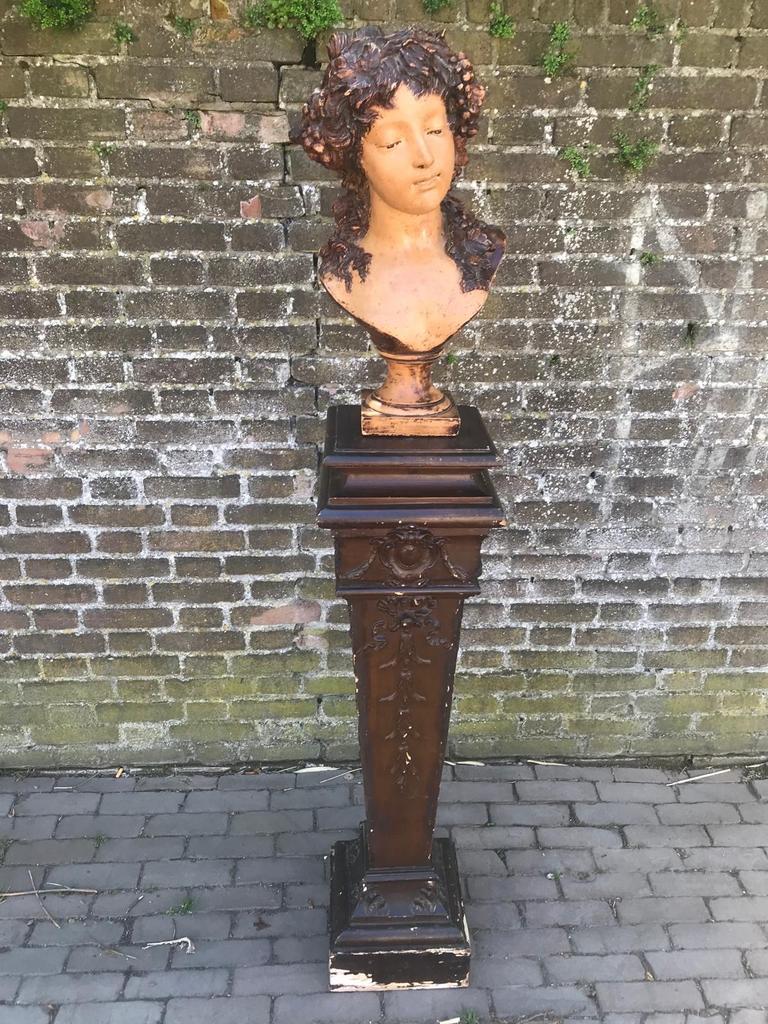 Jugendstil terracotta buste van dame met wijnranken op zuil, Ophalen, 50 - 100 cm, Bruin, Buste