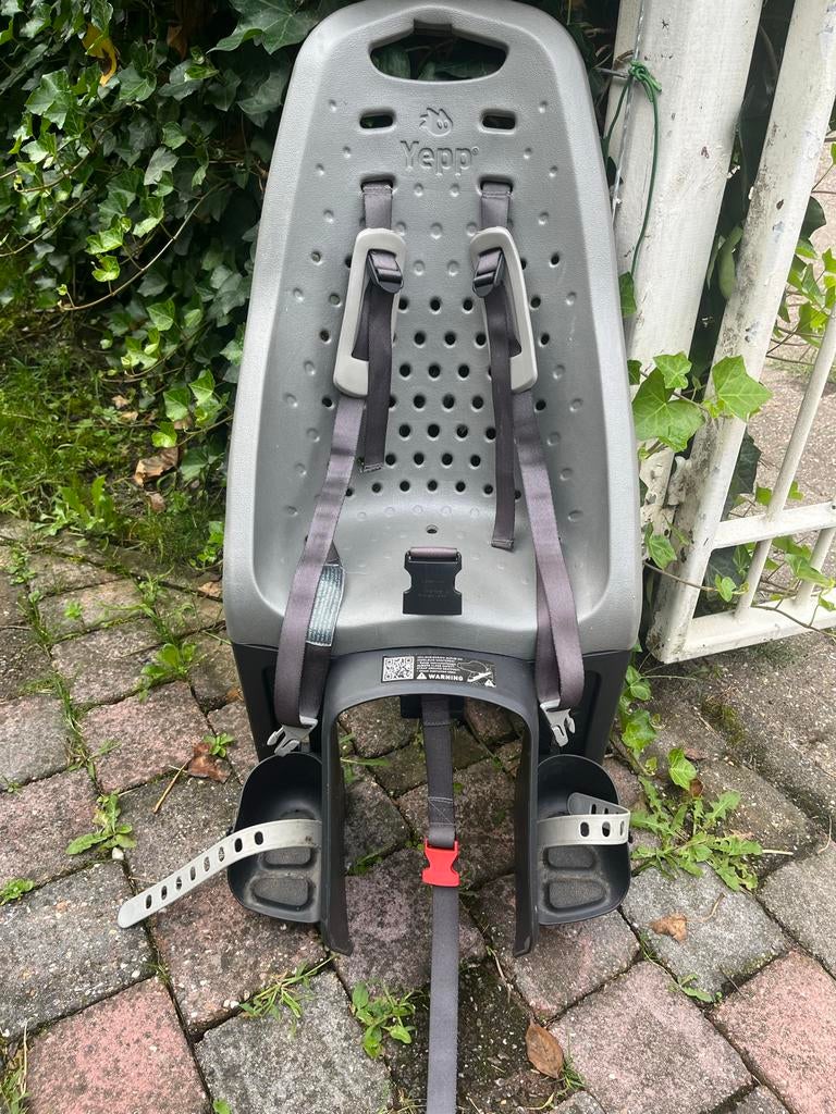 Yepp fietsstoeltje ZGAN grijs, Fietsen en Brommers, Fietsaccessoires | Fietsstoeltjes, 15 t/m 25 kg, Achterzitje, Voetsteuntjes