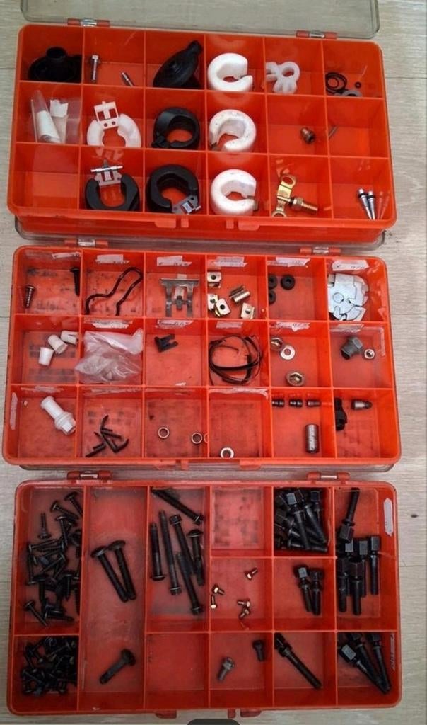 3 Bakjes kleinmateriaal oudere Peugeot scooters, Ophalen, Nieuw, Carburateur, Peugeot