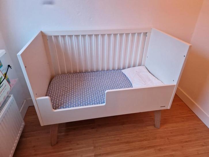 Kidsmill Sixties babybed (60x120) incl. matras en hoeslaken, Kinderen en Baby's, Babywiegjes en Ledikanten, Zo goed als nieuw