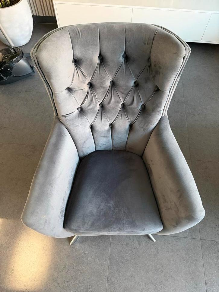 Grijze fluwelen fauteuil met knopen en metalen poten, Huis en Inrichting, Fauteuils, Zo goed als nieuw, Stof, 50 tot 75 cm, 75 tot 100 cm