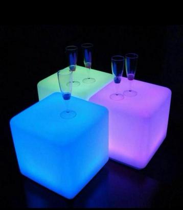 Quintezz vloerlamp .30x30 cm. Gekleurd licht dmv afst. bedie beschikbaar voor biedingen