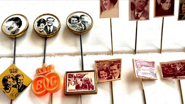 * Set bijzondere pins Koningshuis 1965-1968, Verzamelen, Koninklijk Huis en Royalty, Zo goed als nieuw, Speld(je) of Lepel(tje)