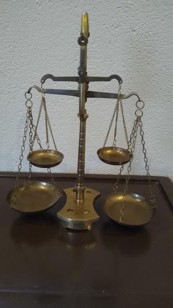 weegschaal dubbel er zijn er 2 bij elkaar zonder gewichten   beschikbaar voor biedingen