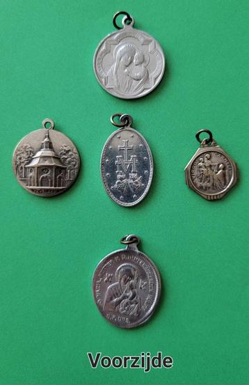 Diverse sieraden, 5 hangers, medailles religieus. beschikbaar voor biedingen