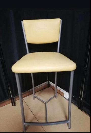 Vintage verhoogde gele kinderstoel.56 beschikbaar voor biedingen