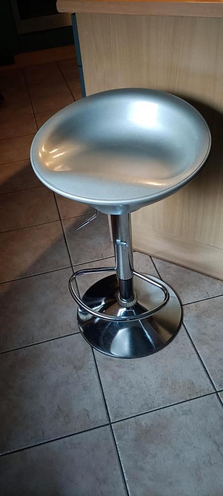 Moderne barkruk - Zilverkleurig, Huis en Inrichting, Barkrukken, Gebruikt, 60 tot 90 cm, Kunststof, Metaal, 1 kruk, In hoogte verstelbaar