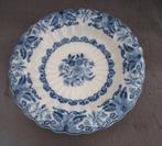 Groot Makkum aardewerk bord blauw met reliëfrand, Antiek en Kunst, Antiek | Keramiek en Aardewerk, Ophalen