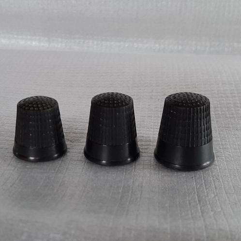 set van 3 vingerhoedjes bakeliet, Verzamelen, Vingerhoedjes, Gebruikt, Overige materialen, Ophalen