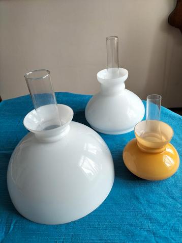 Opaline/melkglas lampenkappen met binnenglazen beschikbaar voor biedingen