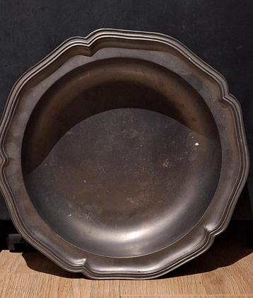 Antieke Tinnen Schaal met Golvend Randontwerp beschikbaar voor biedingen