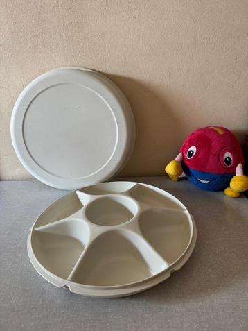 NIEUWSTAAT vakken schaal - hapjesschaal + deksel TUPPERWARE beschikbaar voor biedingen