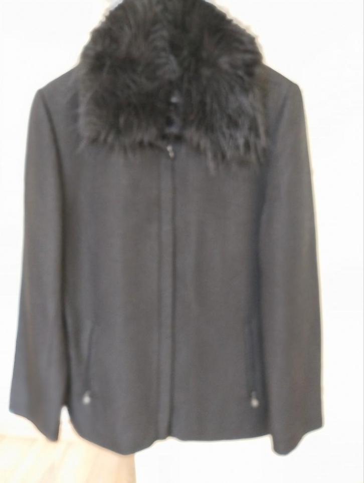 Zwarte jas met bontkraag - Maat M, Kleding | Dames, Jassen | Winter, Zo goed als nieuw, Maat 38/40 (M), Zwart, Ophalen of Verzenden