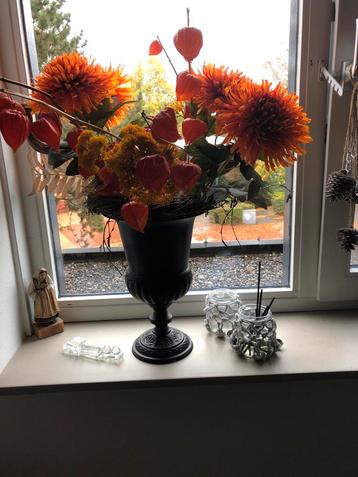 Decoratieve vaas met bloemen beschikbaar voor biedingen