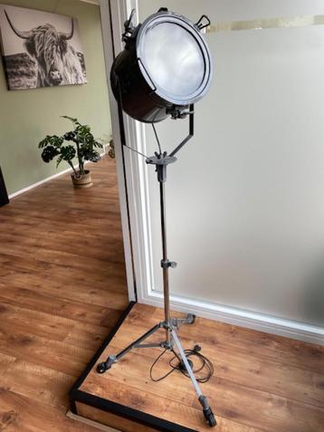 Vloerlamp beschikbaar voor biedingen