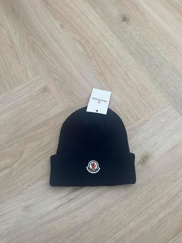 Moncler Muts Marinablauw beschikbaar voor biedingen