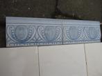80 stuks antieke grijsblauwe randtegels met motief in relief, Ophalen