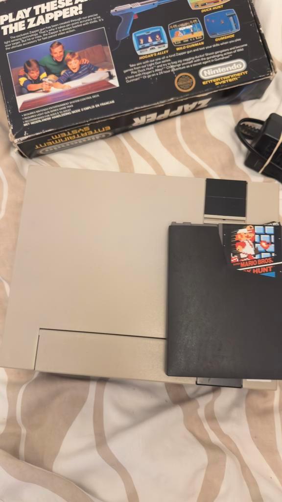 Nintendo Classic 1985 - zapper in doos ZELDZAAM, Spelcomputers en Games, Spelcomputers | Nintendo NES, Zo goed als nieuw, Met 1 controller