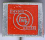 Toyota rood aluminium auto speldje ( D_088 ), Verzamelen, Speldjes, Pins en Buttons, Verzenden, Zo goed als nieuw, Transport, Speldje of Pin