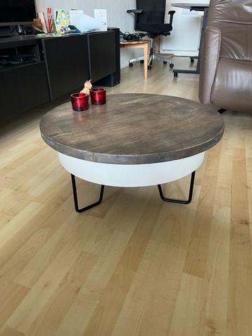Prachtige bruine salontafel (klein) 		 beschikbaar voor biedingen