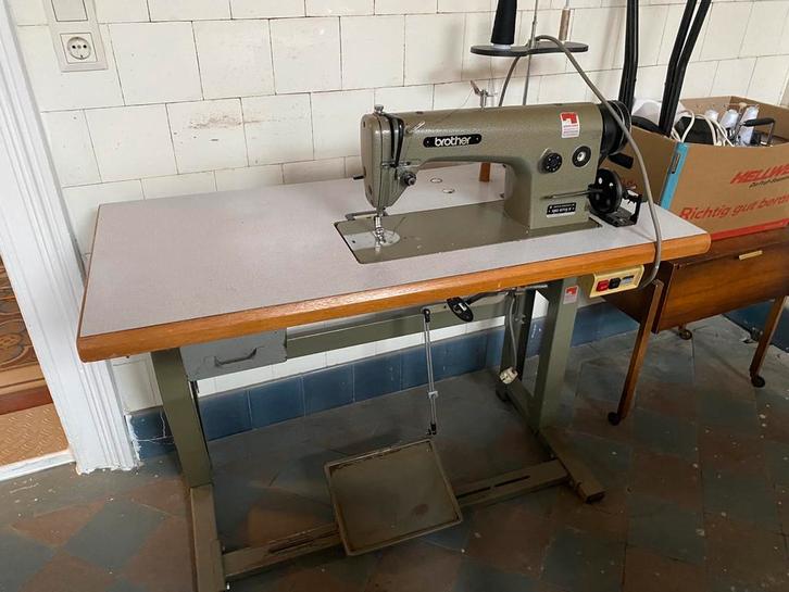 Brother Industriële Naai- en Overlockmachine + Stof, Hobby en Vrije tijd, Naaimachines en Toebehoren, Gebruikt, Naaimachine, Brother