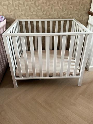 Baby box taupe + matras en matras hoes beschikbaar voor biedingen