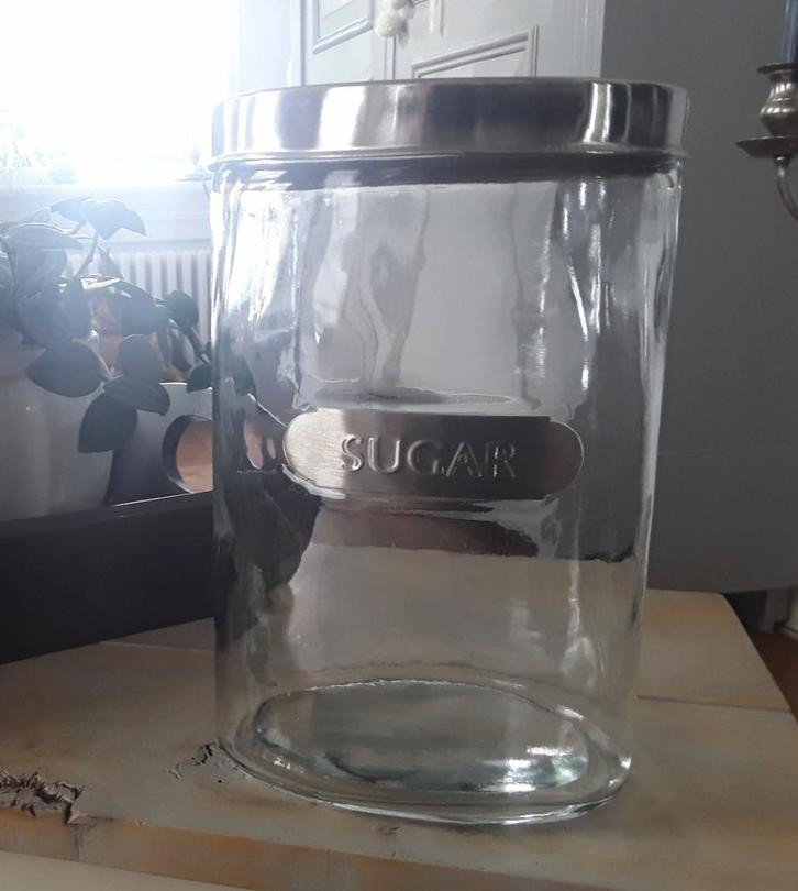Grote voorraadpot voor suiker van dik glas met metalen dekse, Huis en Inrichting, Keuken | Potten en Pannen, Gebruikt, Pot, Bus of Blik