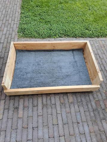 Mooie stevige zelfgemaakte houten hondenmand  beschikbaar voor biedingen