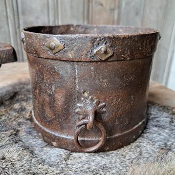 Landelijke houten vijzel India stoere metalen pot *Etage3*   beschikbaar voor biedingen