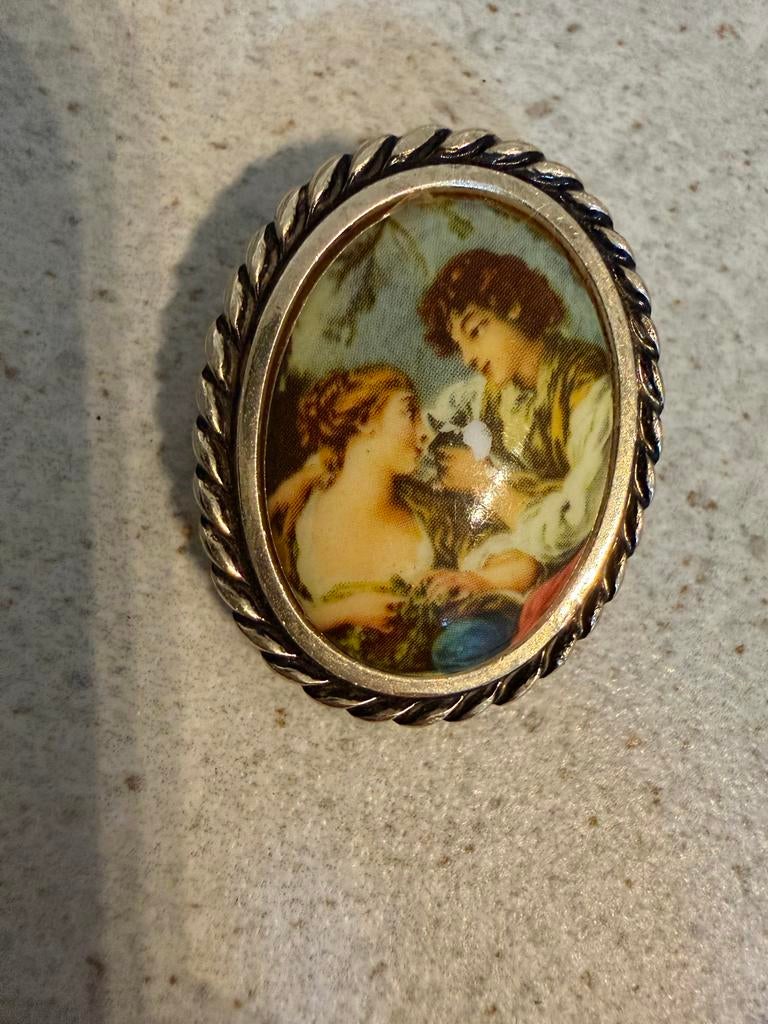 Vintage Broche met Romantisch Tafereel, Ophalen of Verzenden, Gebruikt, Metaal